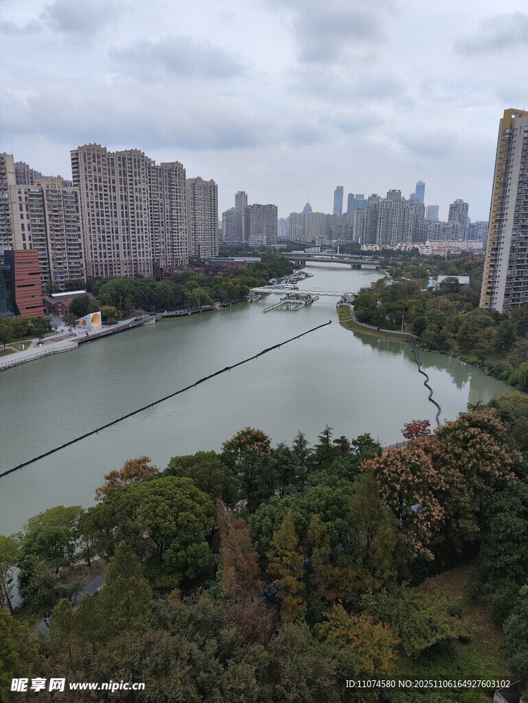 城市河畔景观俯瞰