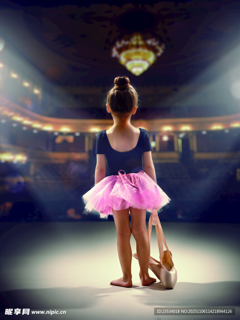 舞台上的芭蕾少女背影
