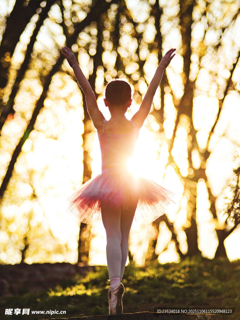 夕阳下的芭蕾舞者