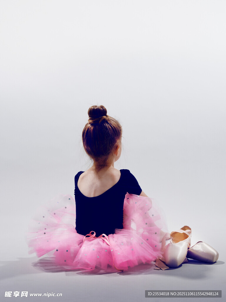 背对镜头的芭蕾小女孩