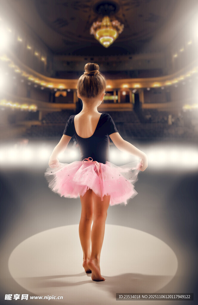 优雅芭蕾舞者背影展示风采