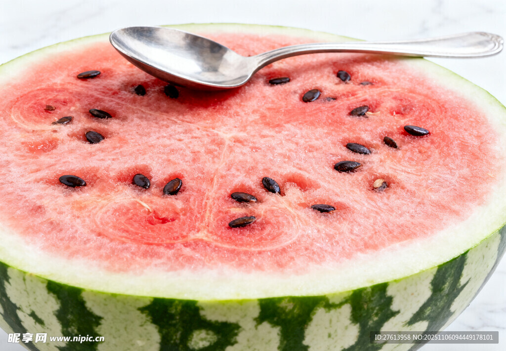 切开的西瓜与勺子