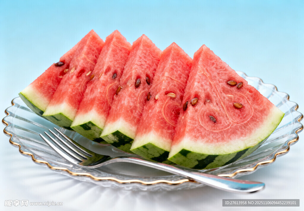 玻璃盘上的切块西瓜