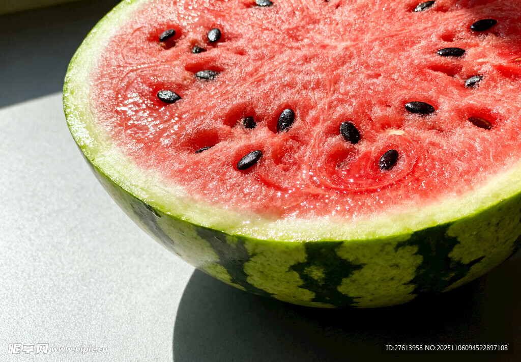 切开的新鲜红瓤西瓜