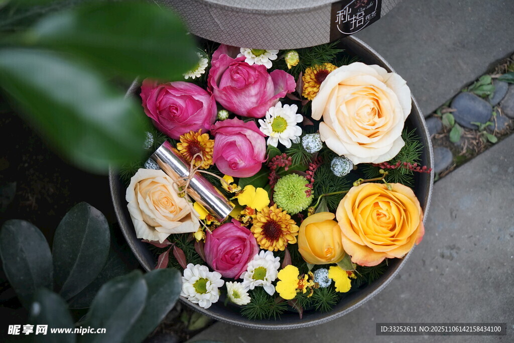 多彩鲜花装点的精致花器