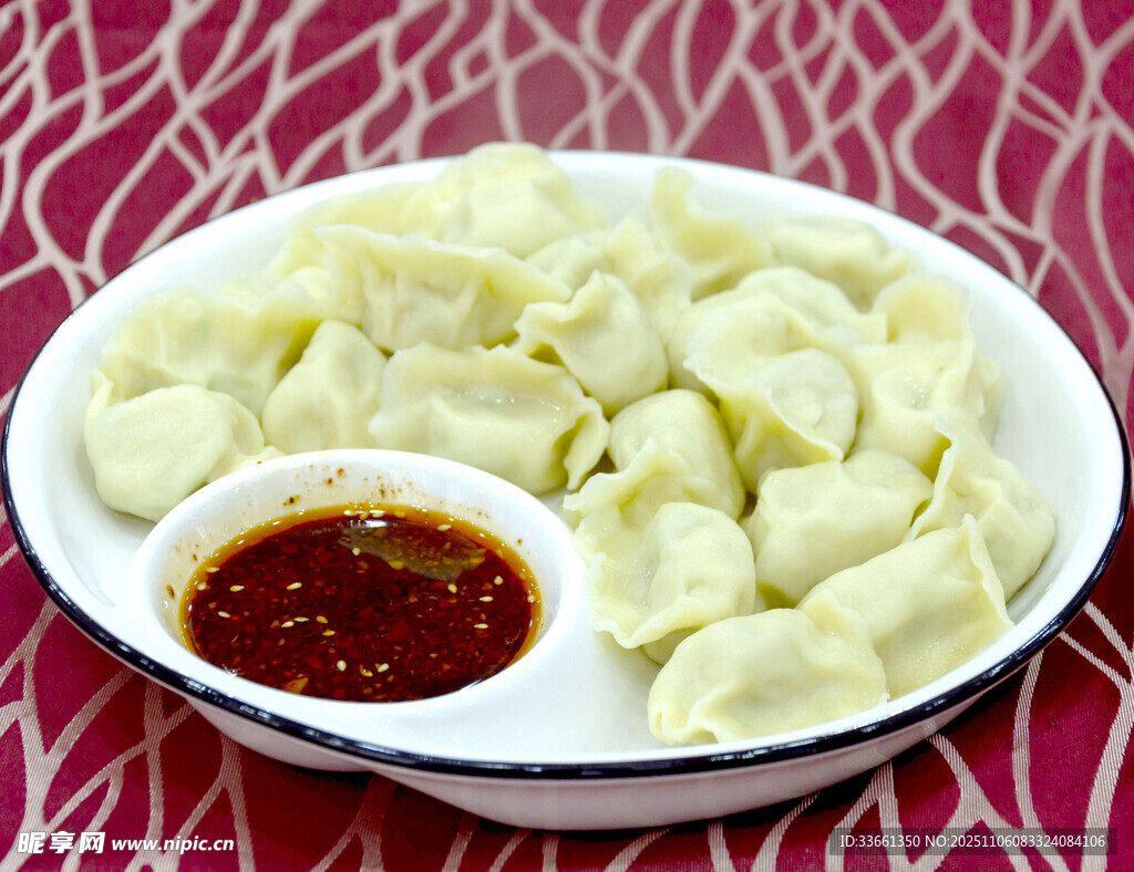 一盘饺子配蘸料