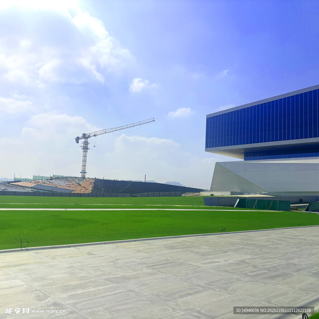 现代建筑旁的施工起重机