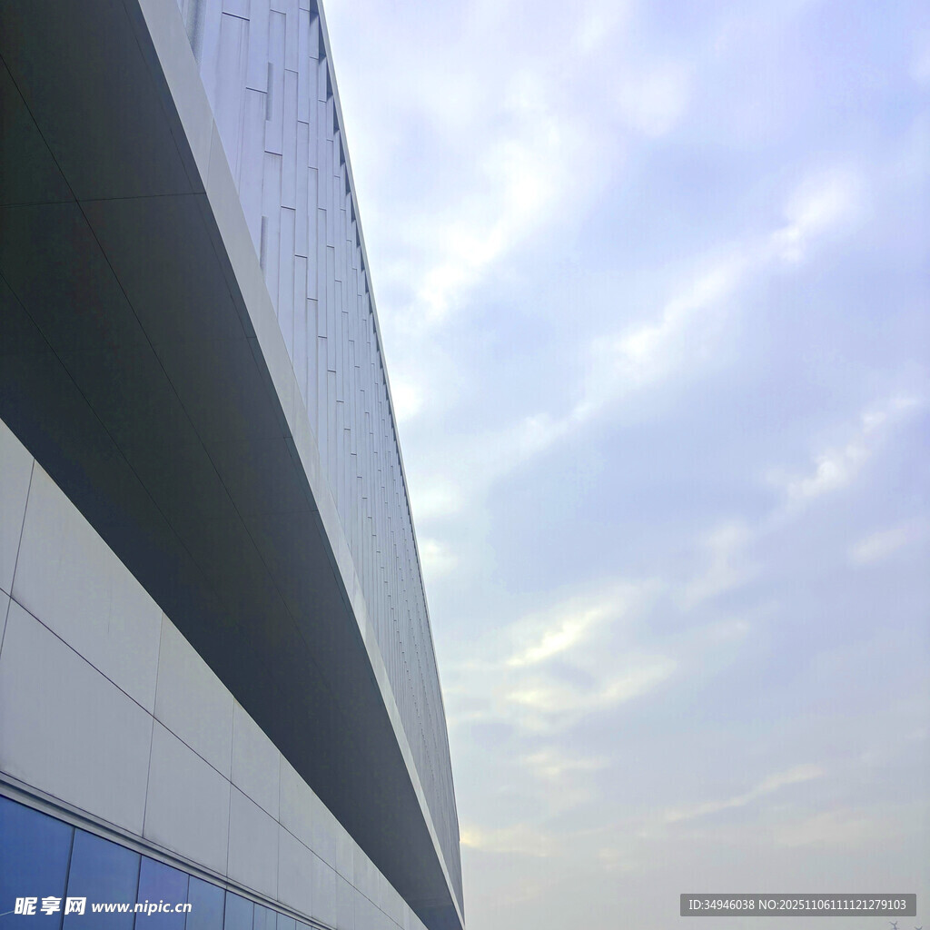 现代建筑与天空的独特景致