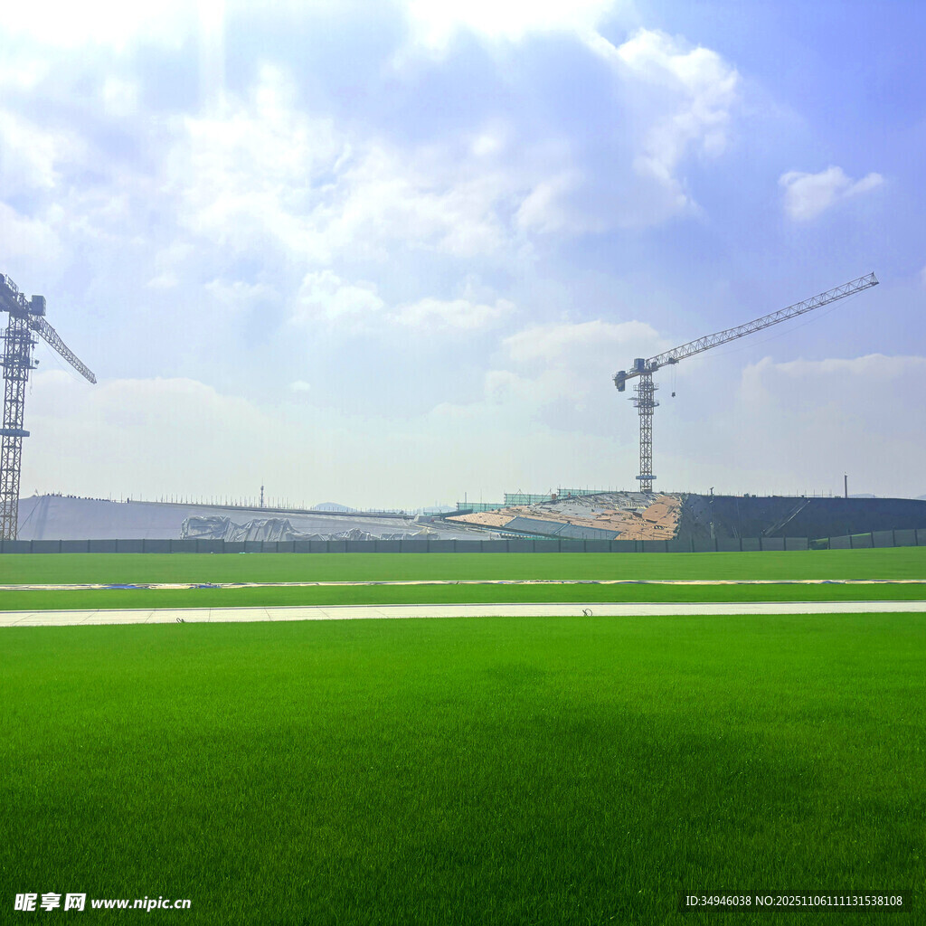 草原上的输电设施景观