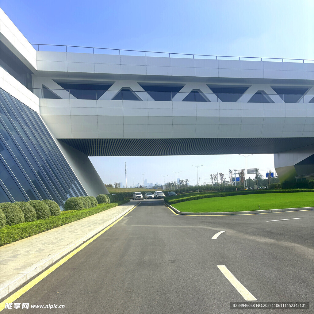 城市高架桥与宽阔道路景观