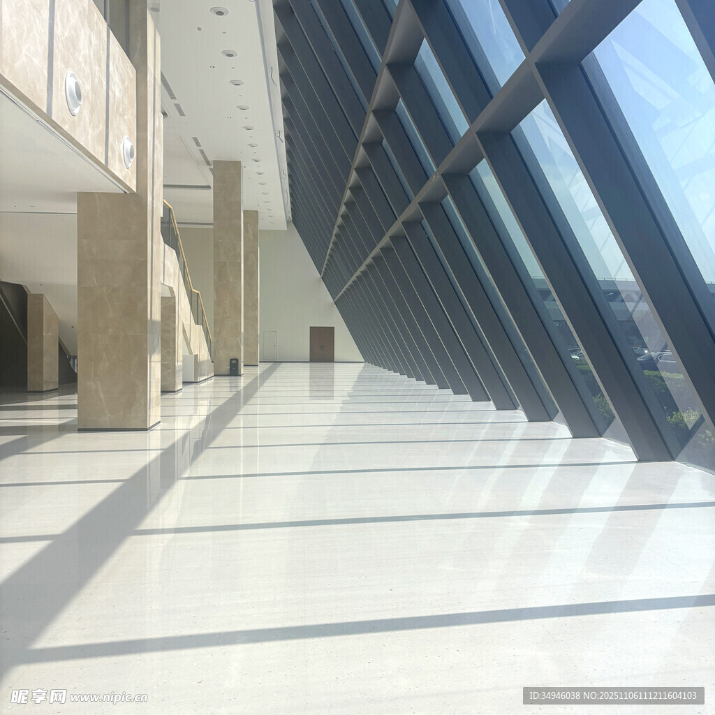 现代宽敞的室内走廊空间