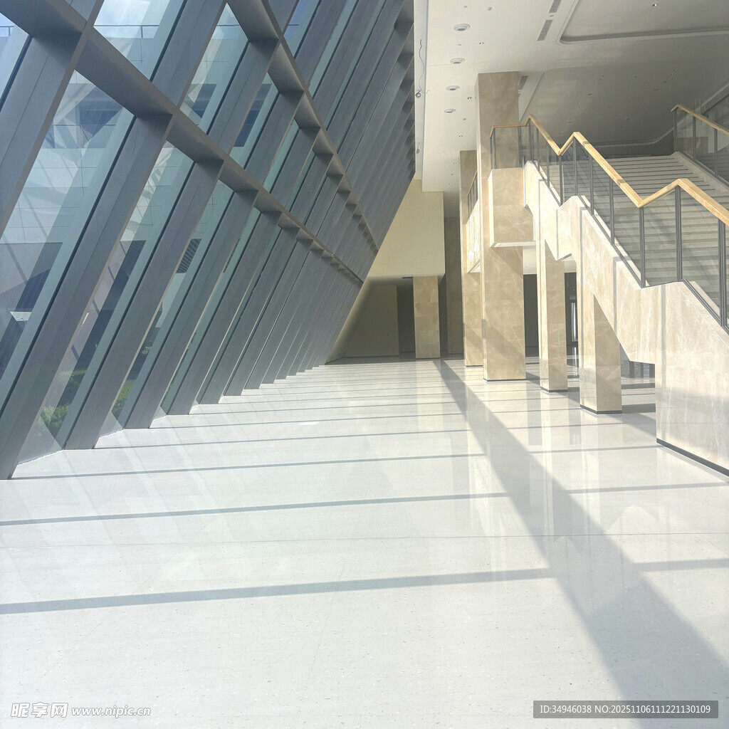 现代建筑内的明亮宽敞走廊