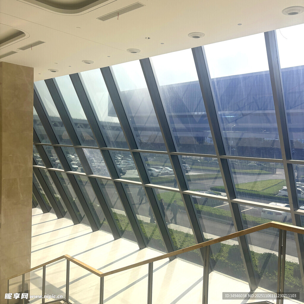 室内透过玻璃看户外风景