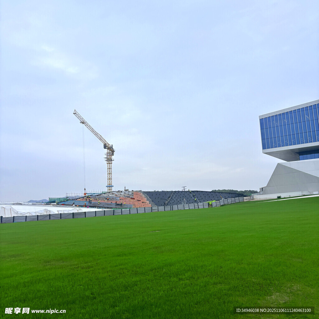 施工现场的起重机与建筑