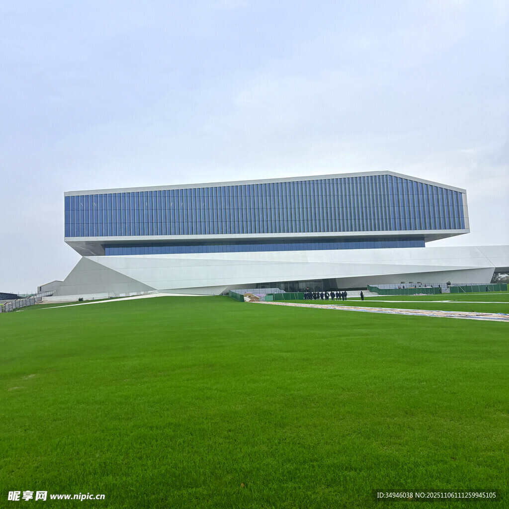 现代风格建筑矗立绿草地