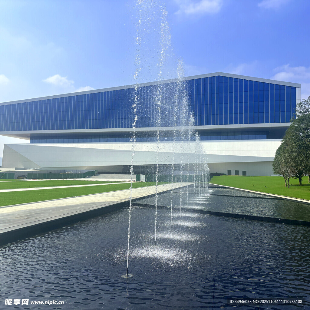 现代建筑前的喷泉景观