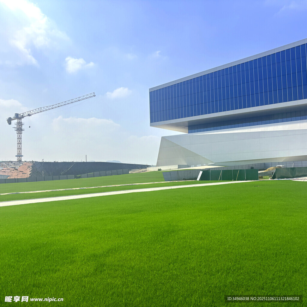 现代建筑旁的翠绿草坪