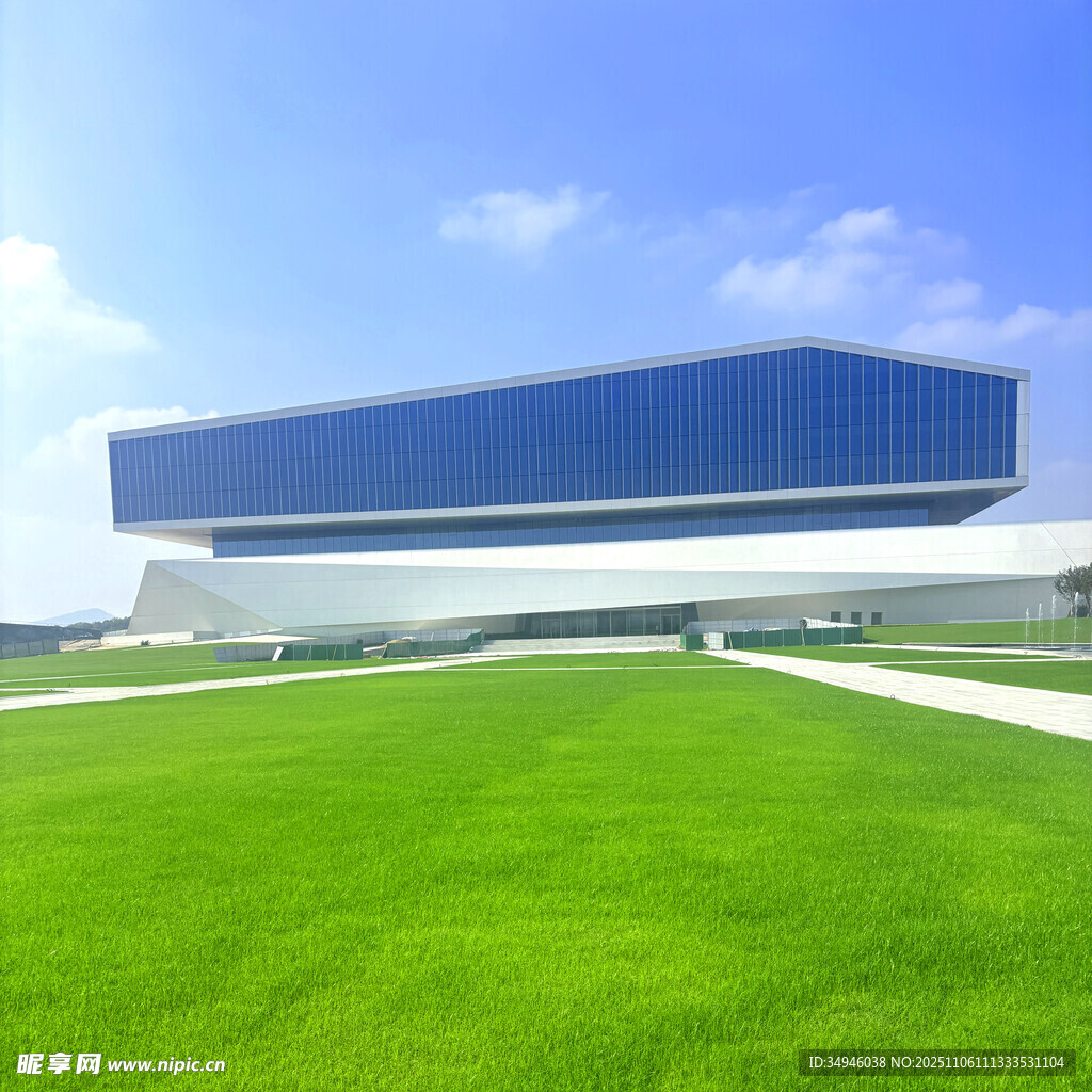 现代建筑与广阔绿草地景观