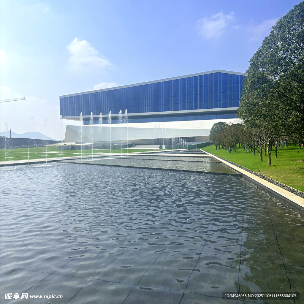 现代建筑旁的宁静水域