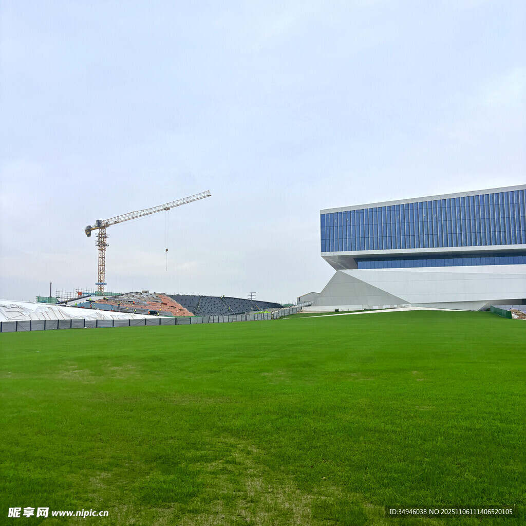 户外草地旁的建筑施工场景