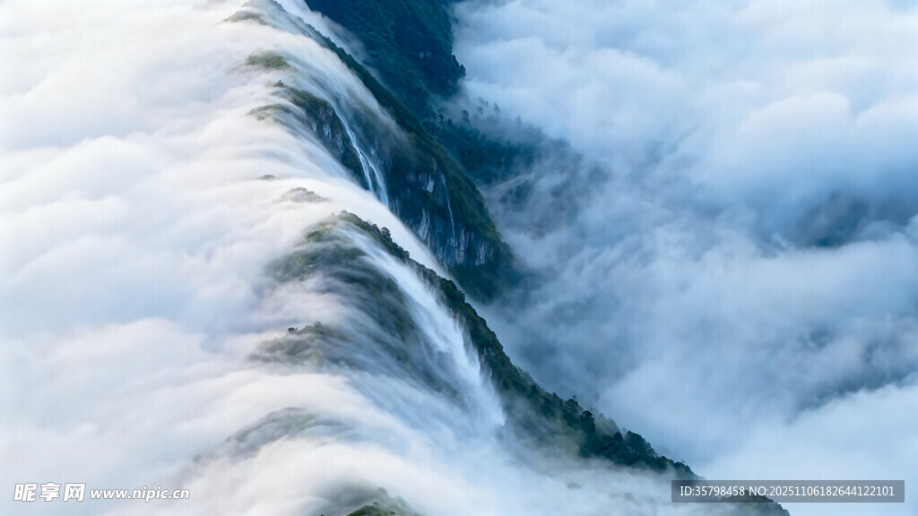 云海中的壮丽山峦景观