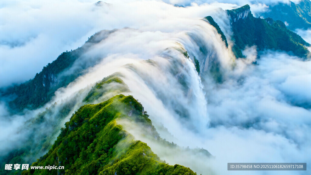 云雾缭绕的山峦美景