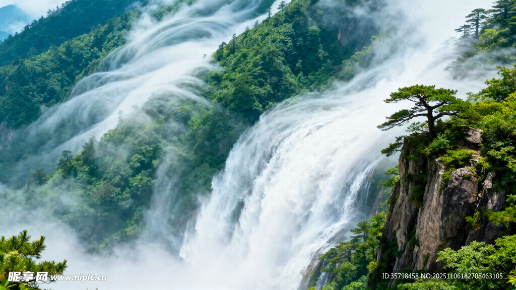 壮观山间瀑布云雾缭绕