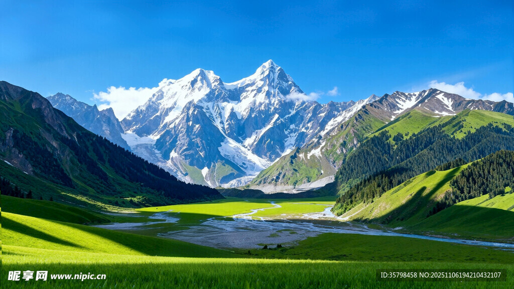 高山草甸间的壮美雪山湖泊