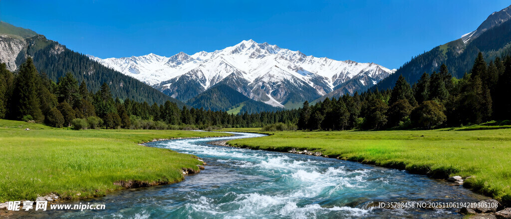 山间溪流旁的壮丽雪山景色