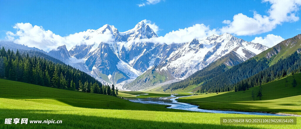 雪山下的翠绿草原风光