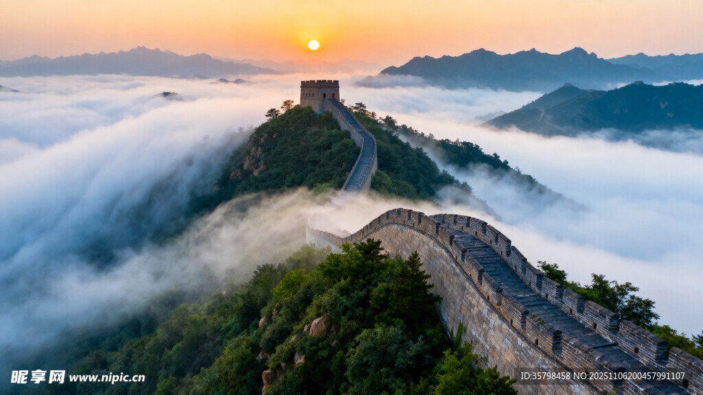 日出云海中的雄伟长城