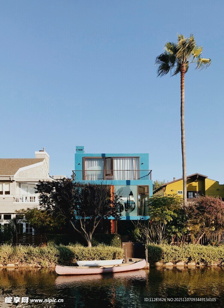 湖畔小屋旁的宁静小船