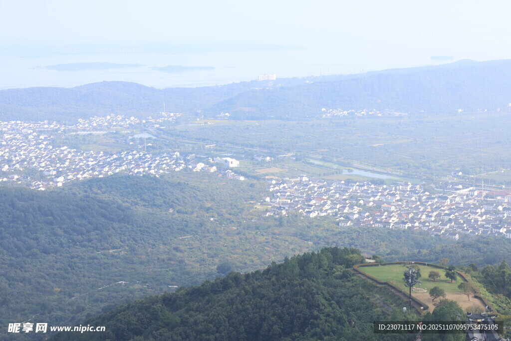 俯瞰山间城市美景