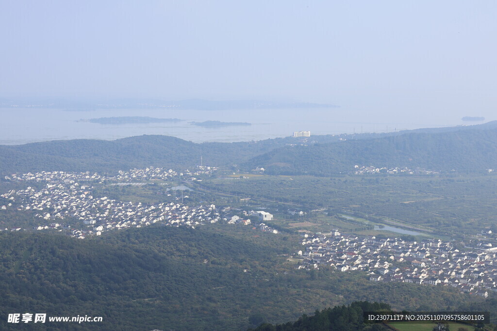 俯瞰山间城镇美景