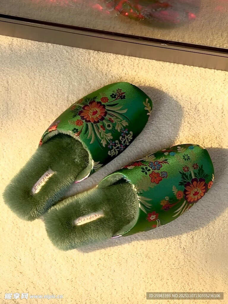 刺绣拖鞋