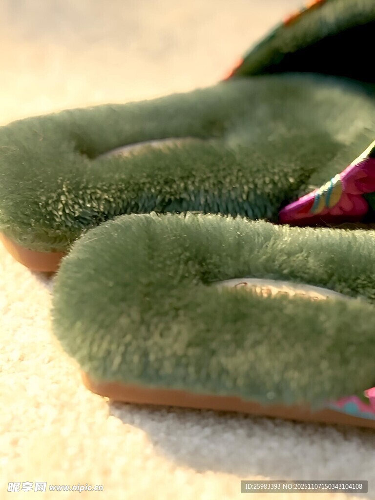 毛绒拖鞋