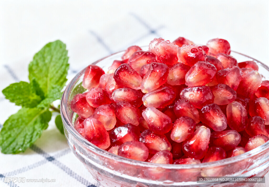 石榴籽装于透明碗中