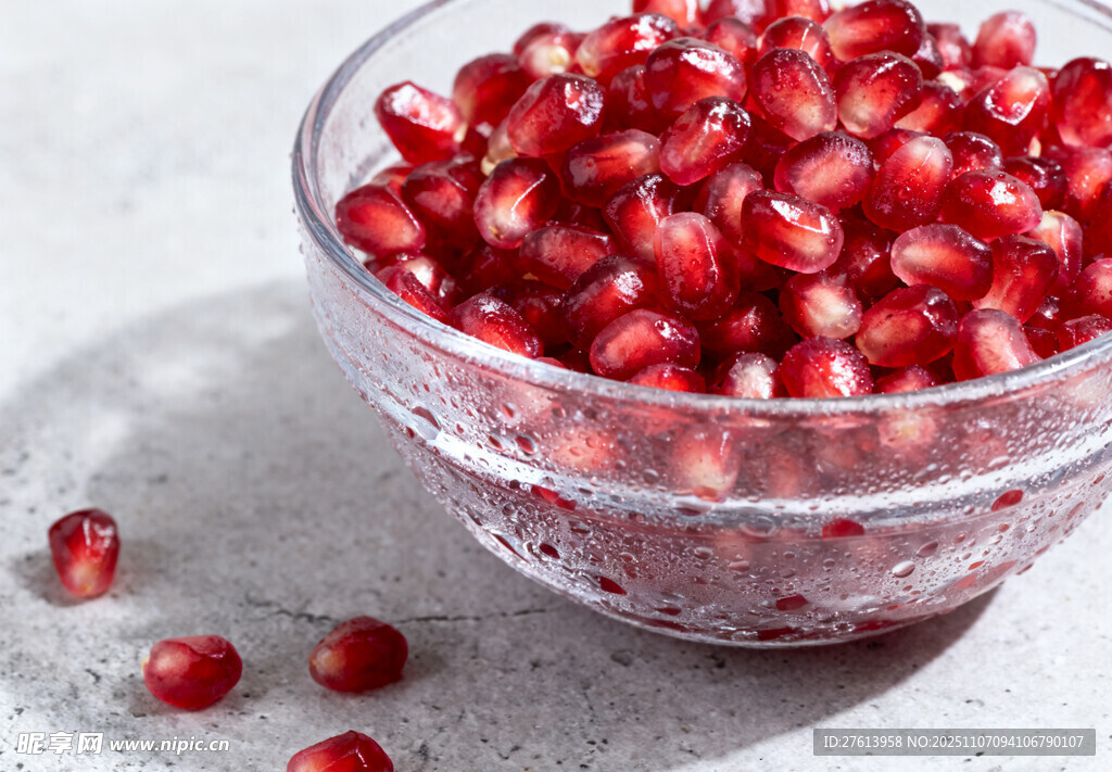 玻璃碗中的红石榴籽