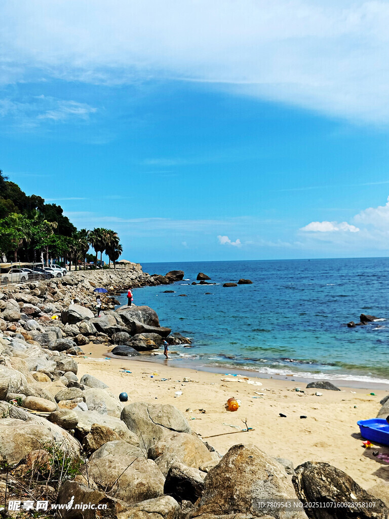 美丽海滨沙滩岩石风景