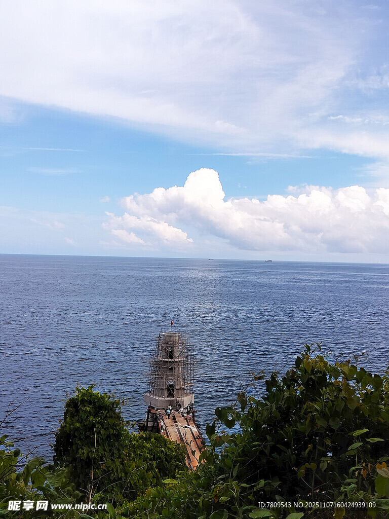海边孤石与蓝天白云美景