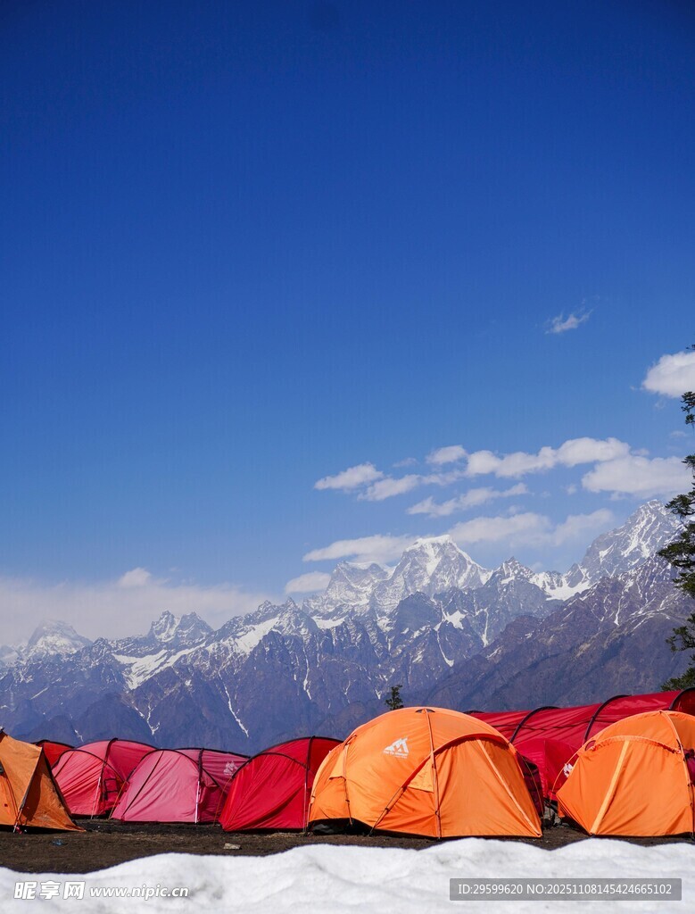 雪山下的多彩露营帐篷