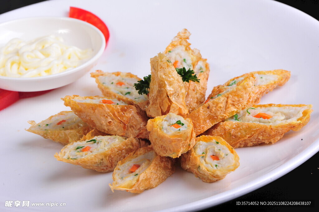 炸春卷摆盘配蘸料