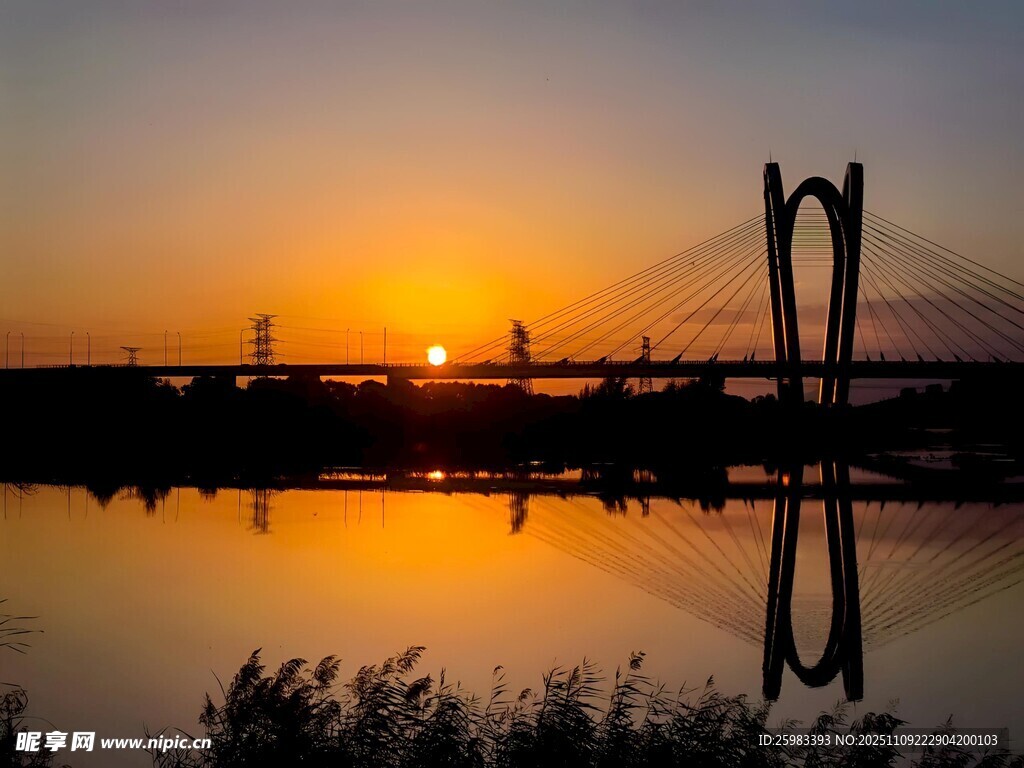 夕阳下的桥梁