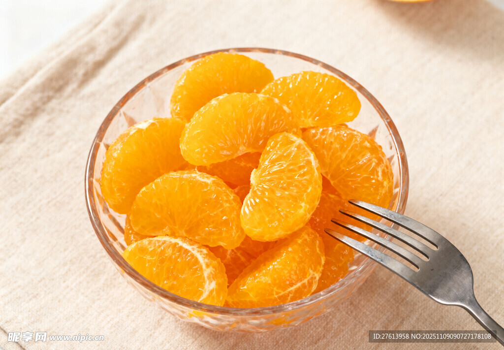 玻璃碗中的橘子瓣