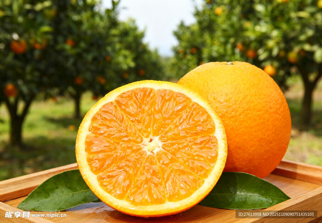 木盘上的鲜橙