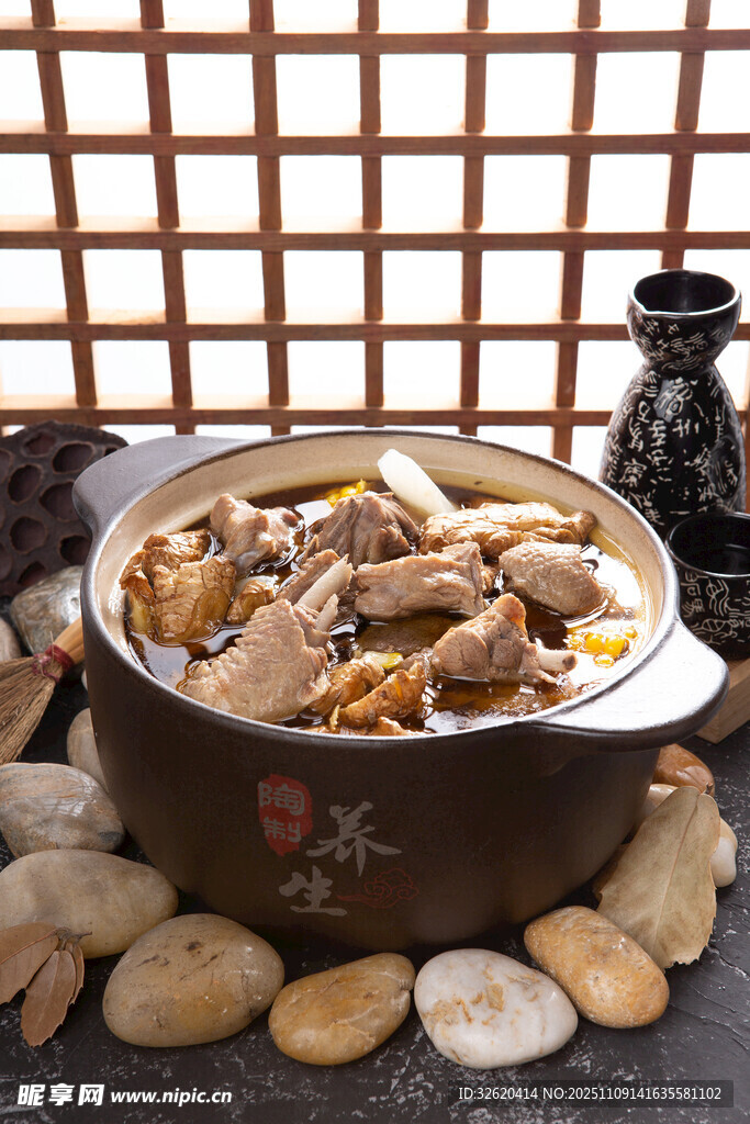 砂锅炖鸡汤