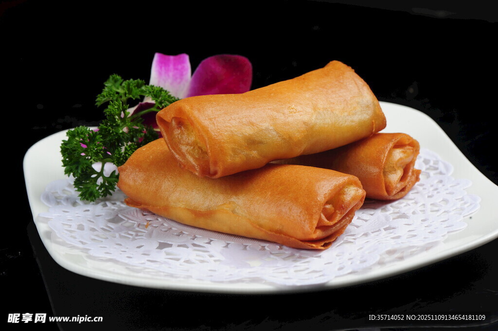 美味炸春卷摆放在盘中