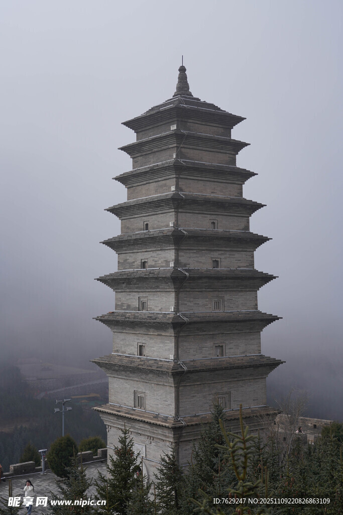 雾中雁门关古塔尽显古朴韵味
