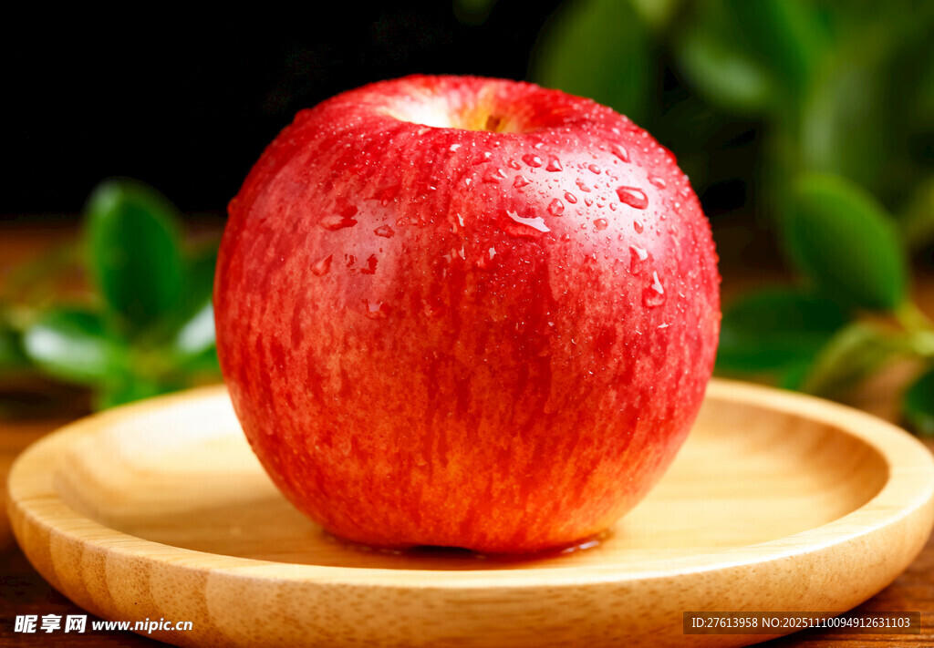 红苹果置于木盘上
