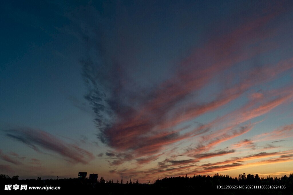 夕阳下绚烂多彩的天空